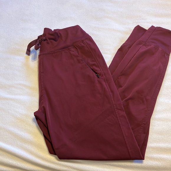 Medalita XXS Calyx Scrub Top & XS Helio Scrub Pant in Sangria - Picture 2 of 2